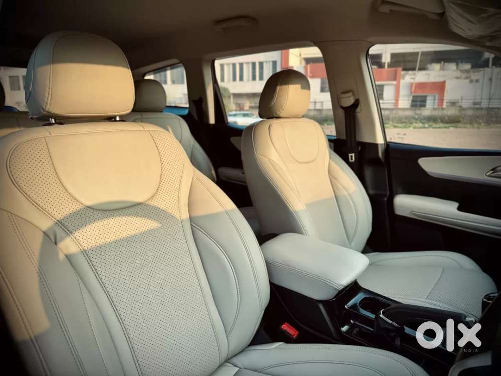 Mahindra Xuv700 2.0 Mx Petrol Mt 5 Str, 2024, Petrol