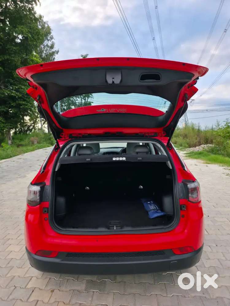 Jeep Compass 
1st Owner 
Insurance 12/02/2027 Tak
Dono Chabi