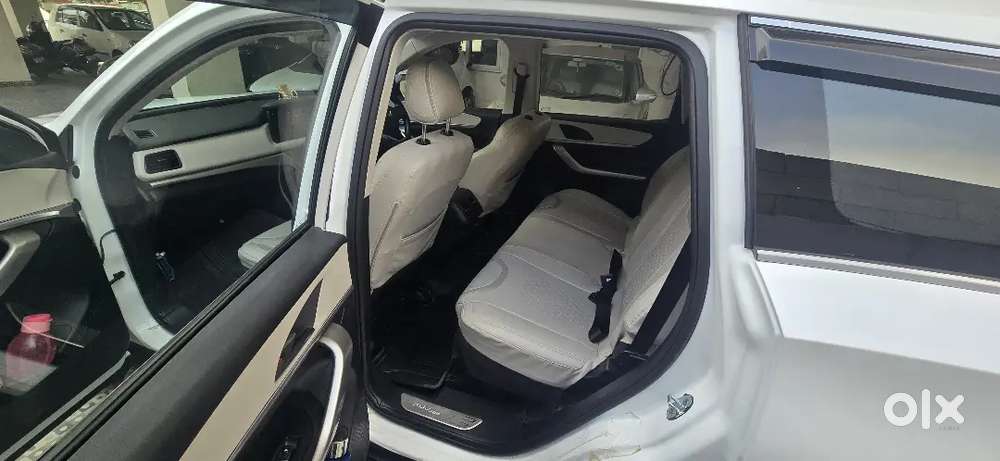 Mahindra Xuv700 Mx Mt 5-seater  1st Owner  27,000 Km  Excellent Con