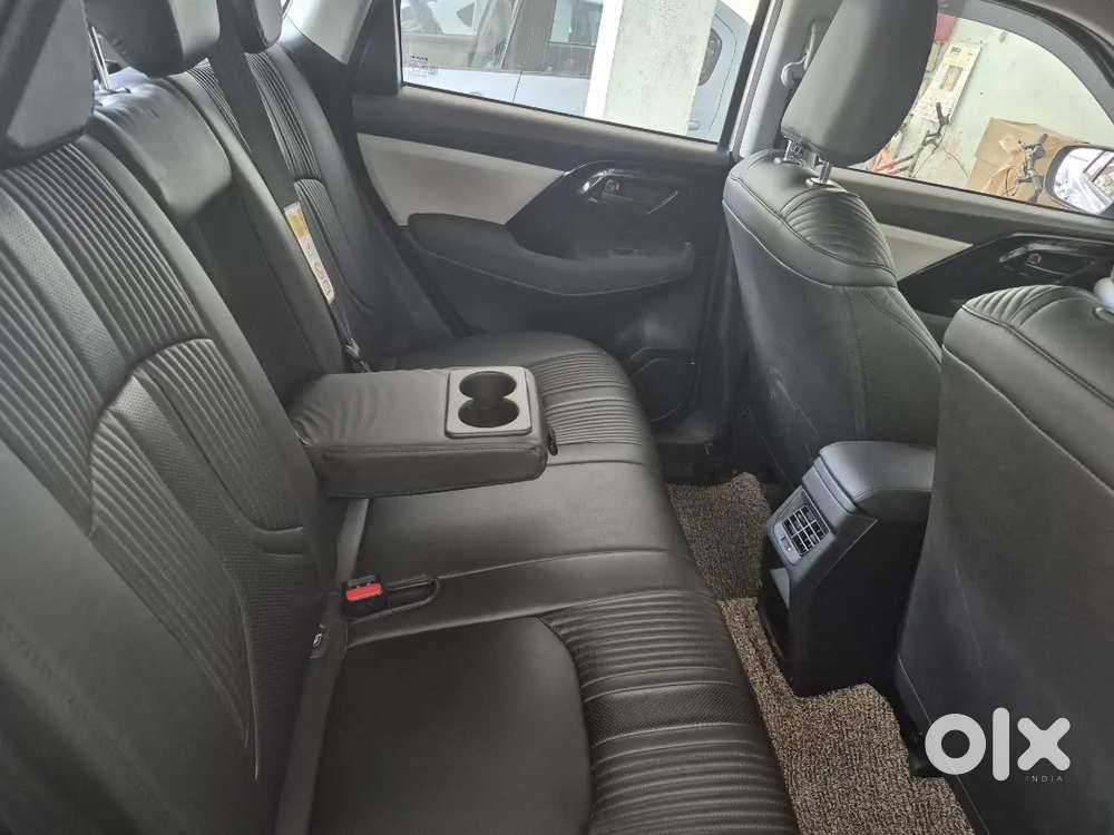 Maruti Suzuki Victoris Petrol 2025