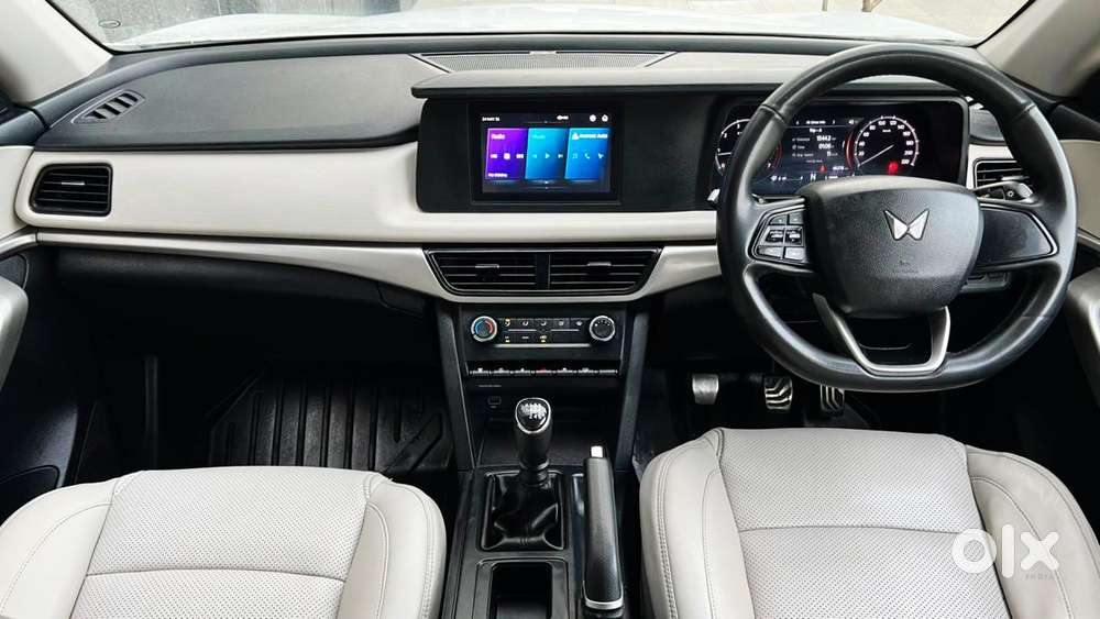 Mahindra Xuv700 2.0 Mx Petrol Mt 5 Str, 2023, Petrol