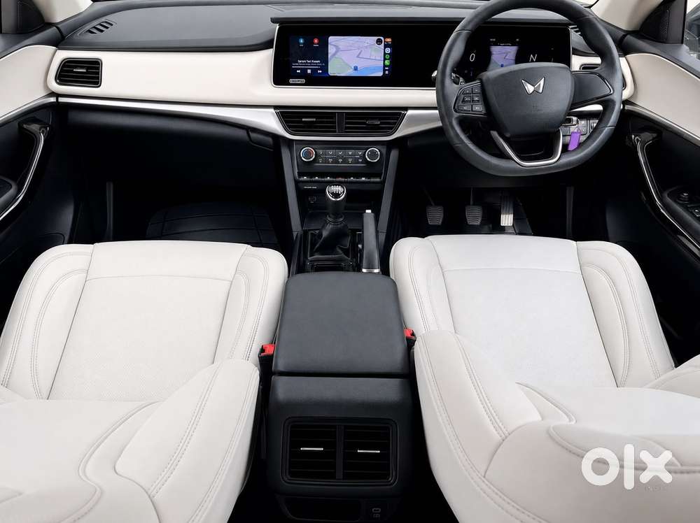Mahindra Xuv700 Ax 5 Petrol Mt 7 Str (e), 2022, Petrol