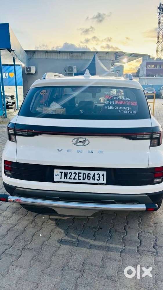 Hyundai Venue 2024 Petrol Mt  Single Owner  8.6k Km