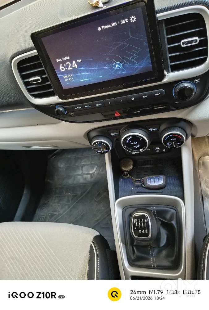 Hyundai Venue 2022 Petrol 23000 Km Driven, Imt, Sunroof