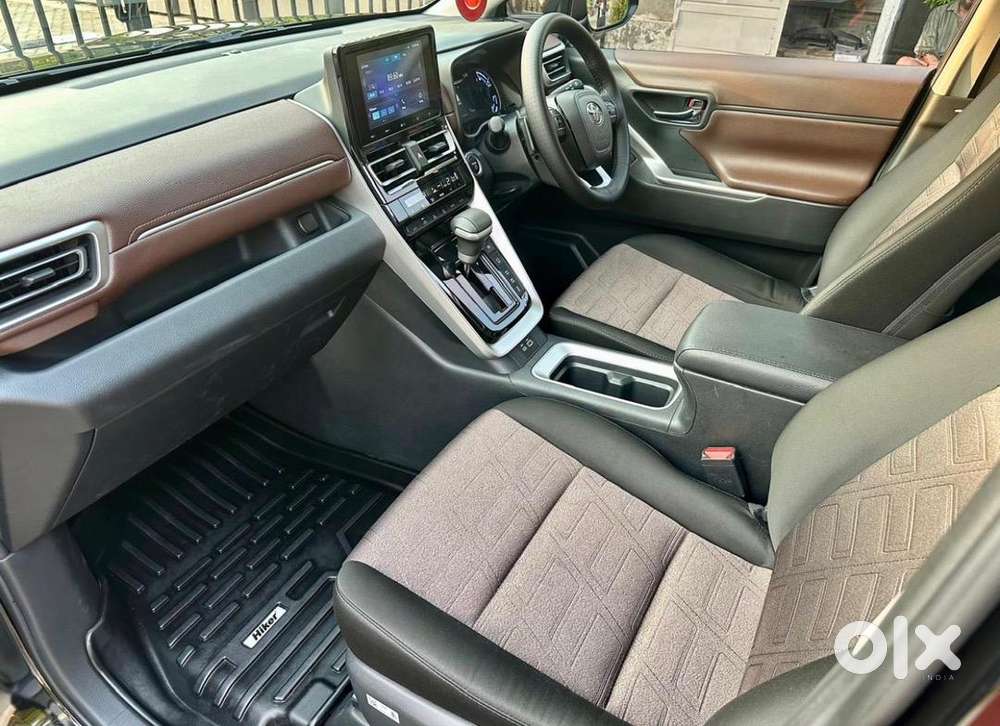 Toyota Innova Hycross 2025