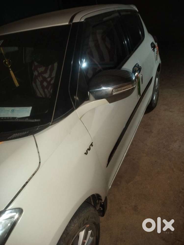 आल वेलमेन्टनेन्स कार है, रात का खींचा हुआ फोटो है