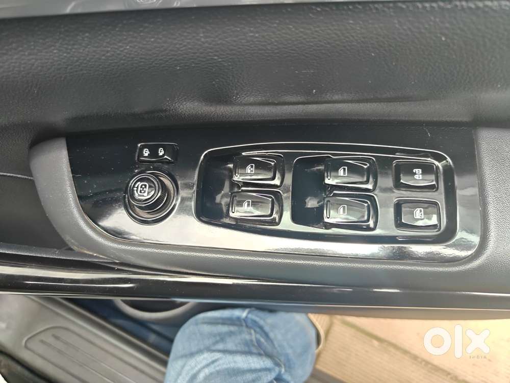 Mahindra Xuv700 2.0 Ax 7 Petrol At Str, 2024, Petrol