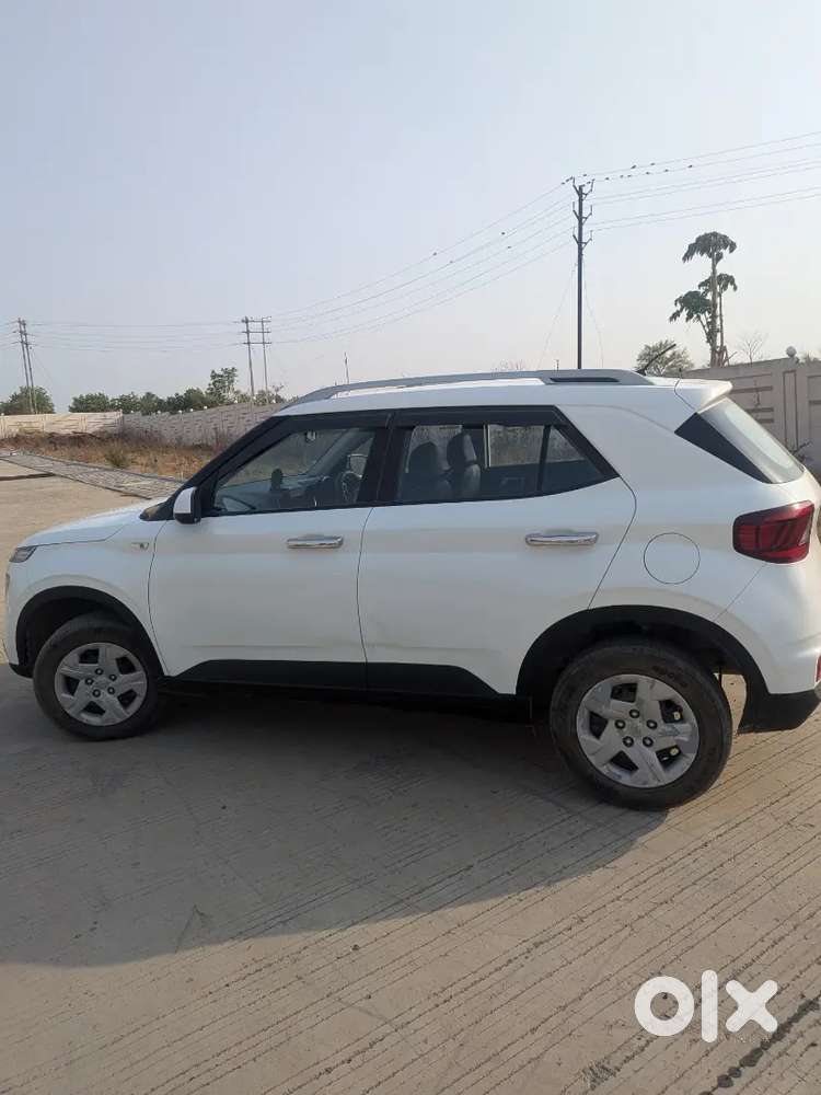 Brand New Venue Top Condition Petrol Variant