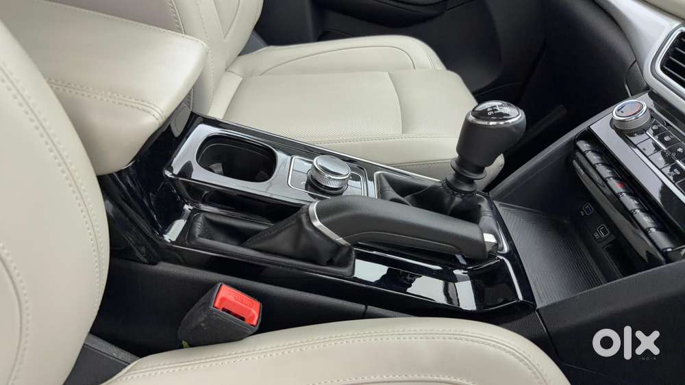 Mahindra Xuv700 2.0 Ax 7 Petrol Mt Str, 2023, Petrol