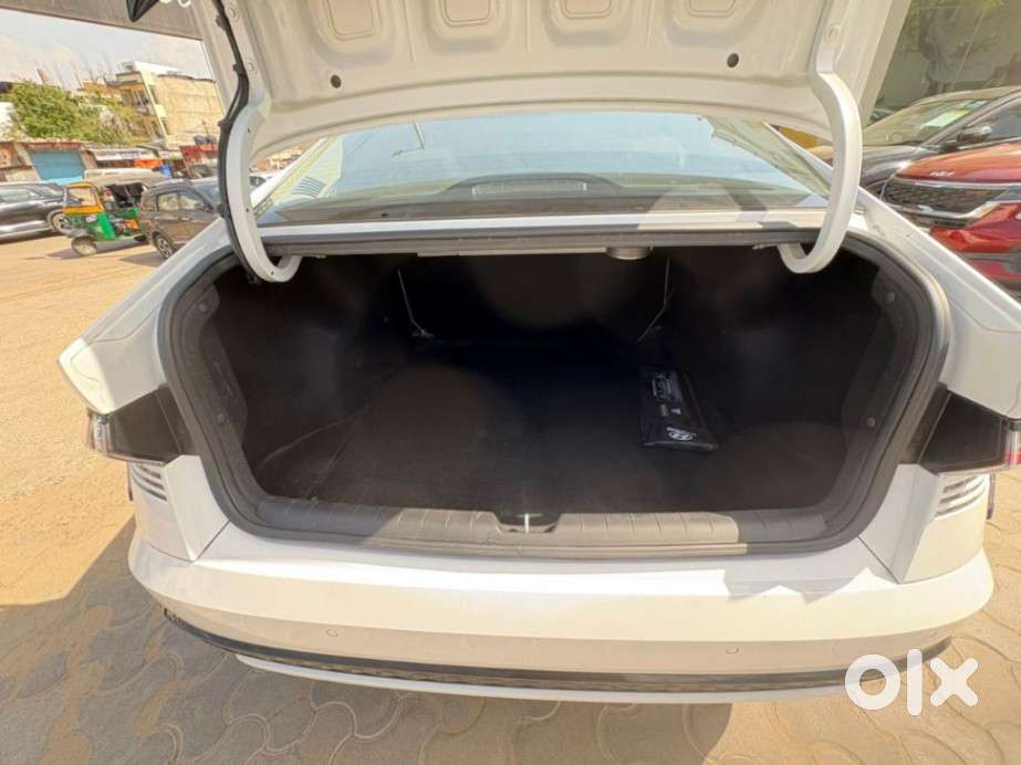 Hyundai Verna 1.5 Sx (o) Petrol Mt, 2025, Petrol