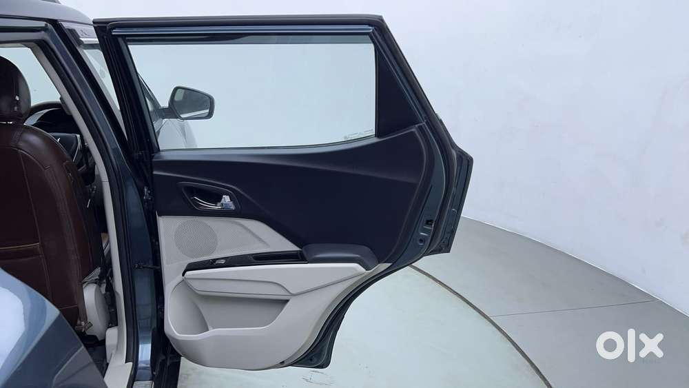 Mahindra Xuv300 W8 (o) 1.5 Diesel Amt, 2023, Diesel