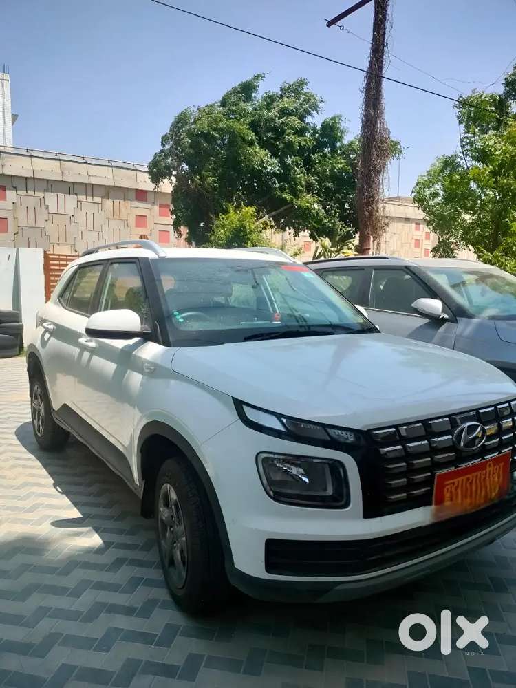 New Hyundai Venue 2025 Petrol 4500 Km Driven