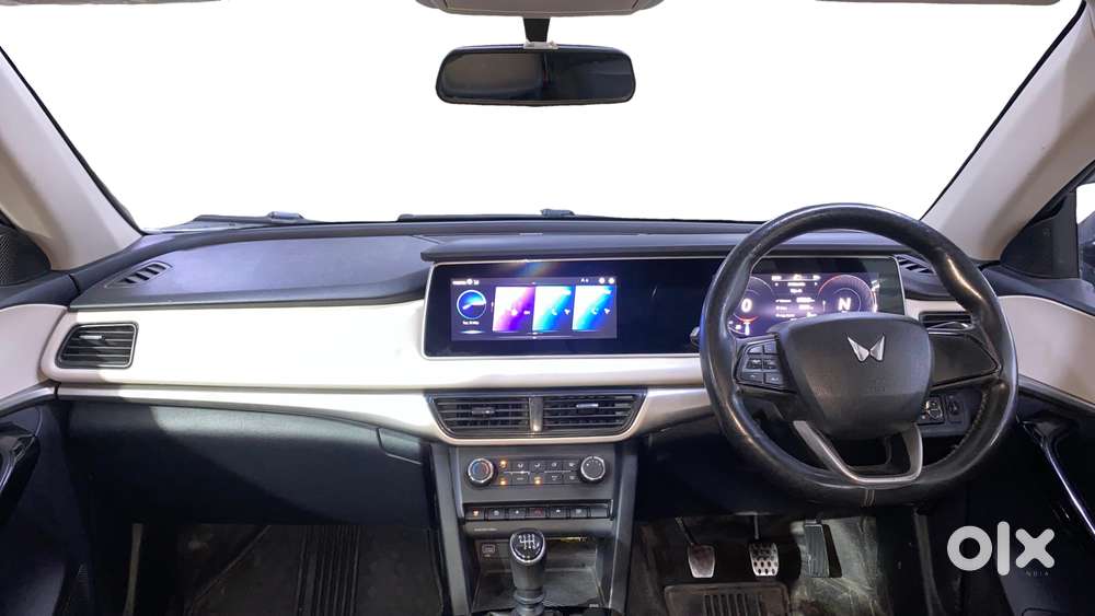 Mahindra Xuv700 2.0 Ax 5 Petrol Mt 7 Str, 2022, Petrol