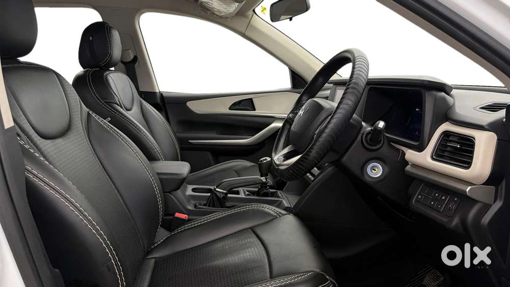Mahindra Xuv700 2.0 Mx Petrol Mt 5 Str, 2023, Petrol