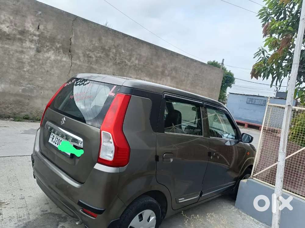 Piwar Petrol Car Ek Hat Chali Hui