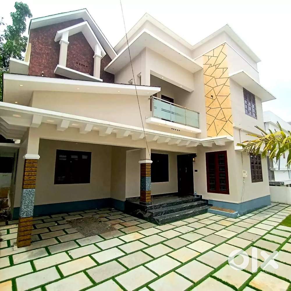 5.150,cent 2150 sqft 4 bhk house at kakkanad near pukkattupady For