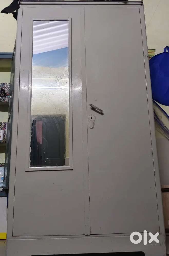 मजबूत लोहे की अलमारी शीशे के साथ (Steel Almirah with Mirror)