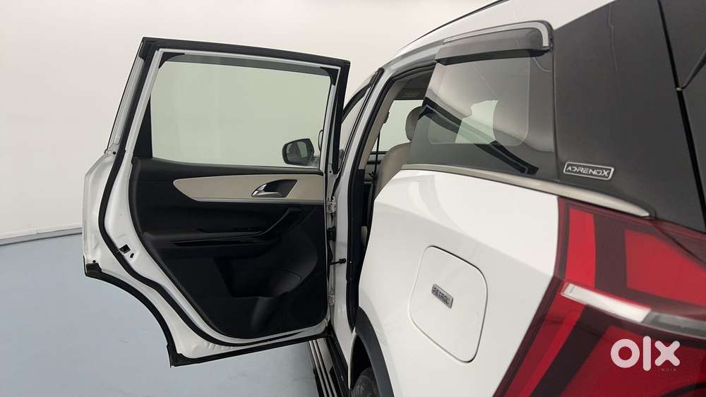 Mahindra Xuv700 2.0 Ax 7 Petrol Mt Str, 2022, Petrol
