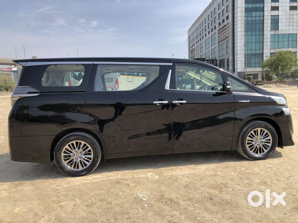 Toyota Vellfire 2.5 Executive Lounge, 2023, Cng & Hybrids