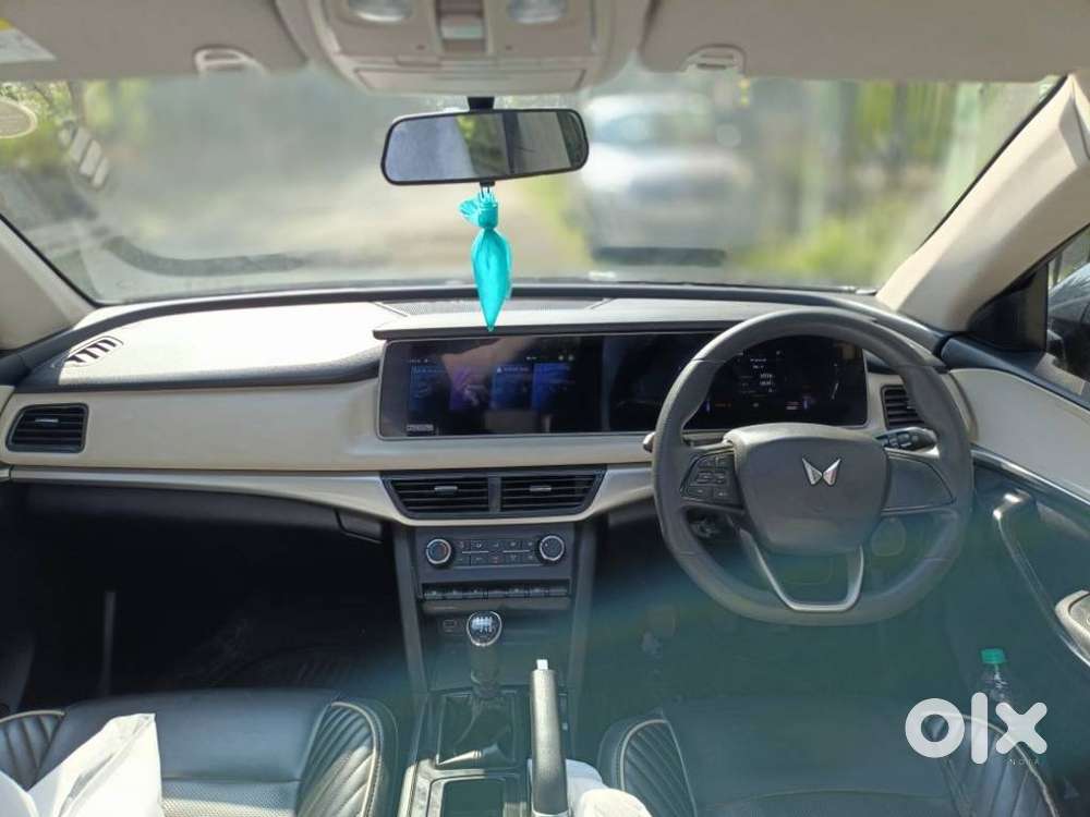 Mahindra Xuv700 2.0 Ax 5 Petrol Mt 7 Str, 2022, Petrol