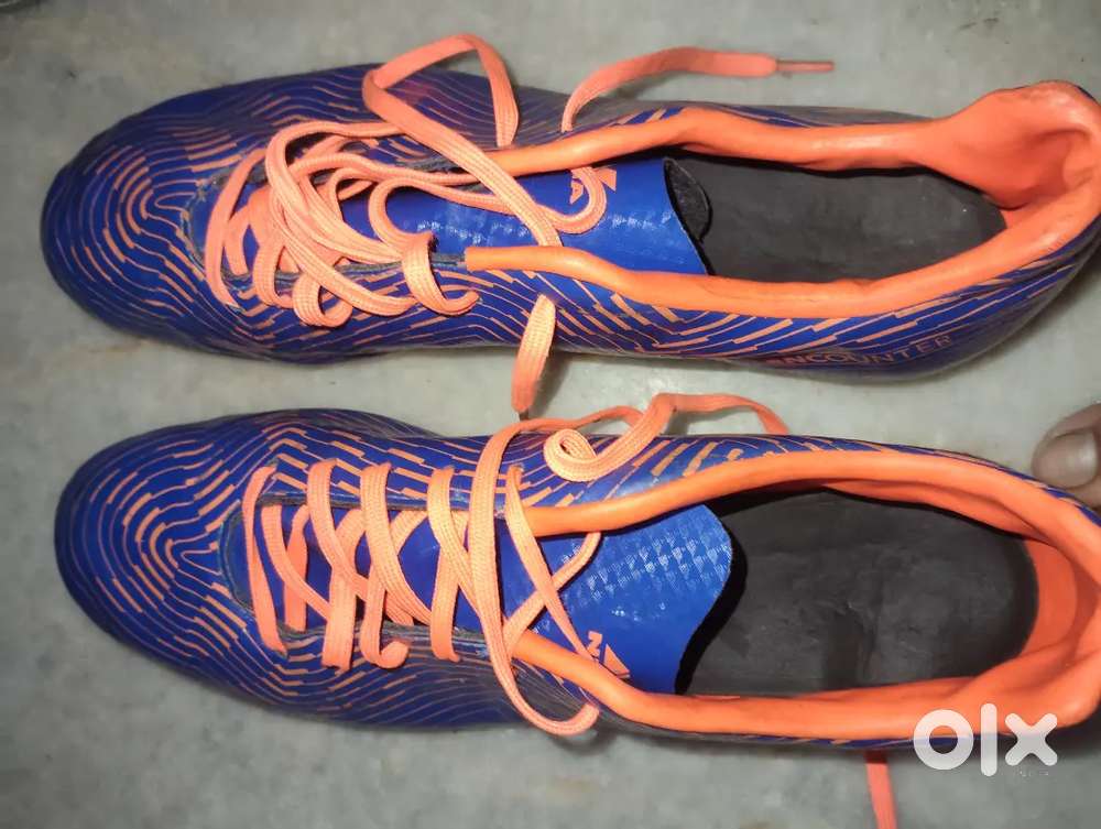 Sports shoes