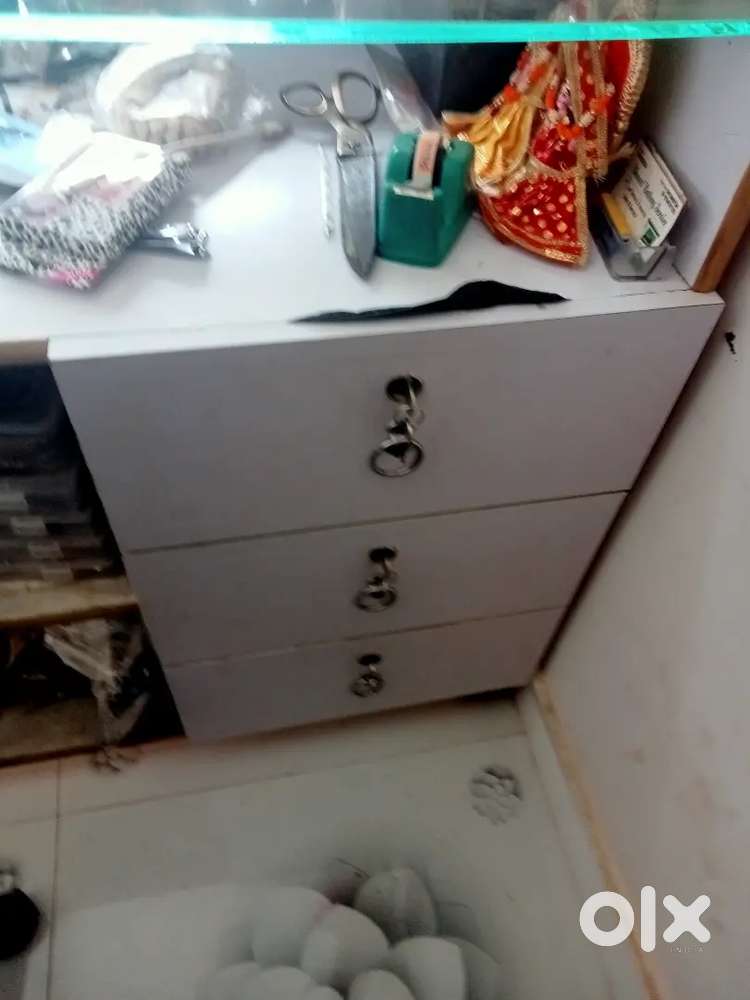 L- size Corner display counter full glass New condition.