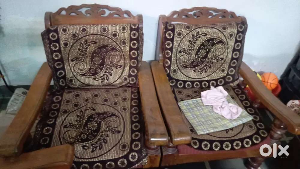 मजबूत लकड़ी का 5 सीटर सोफा सेट बिक्री हेतु उपलब्ध है।