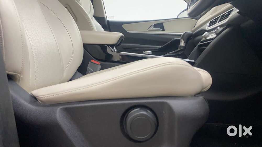 Mahindra Xuv700 2.0 Ax 7 Petrol Mt Str, 2021, Petrol