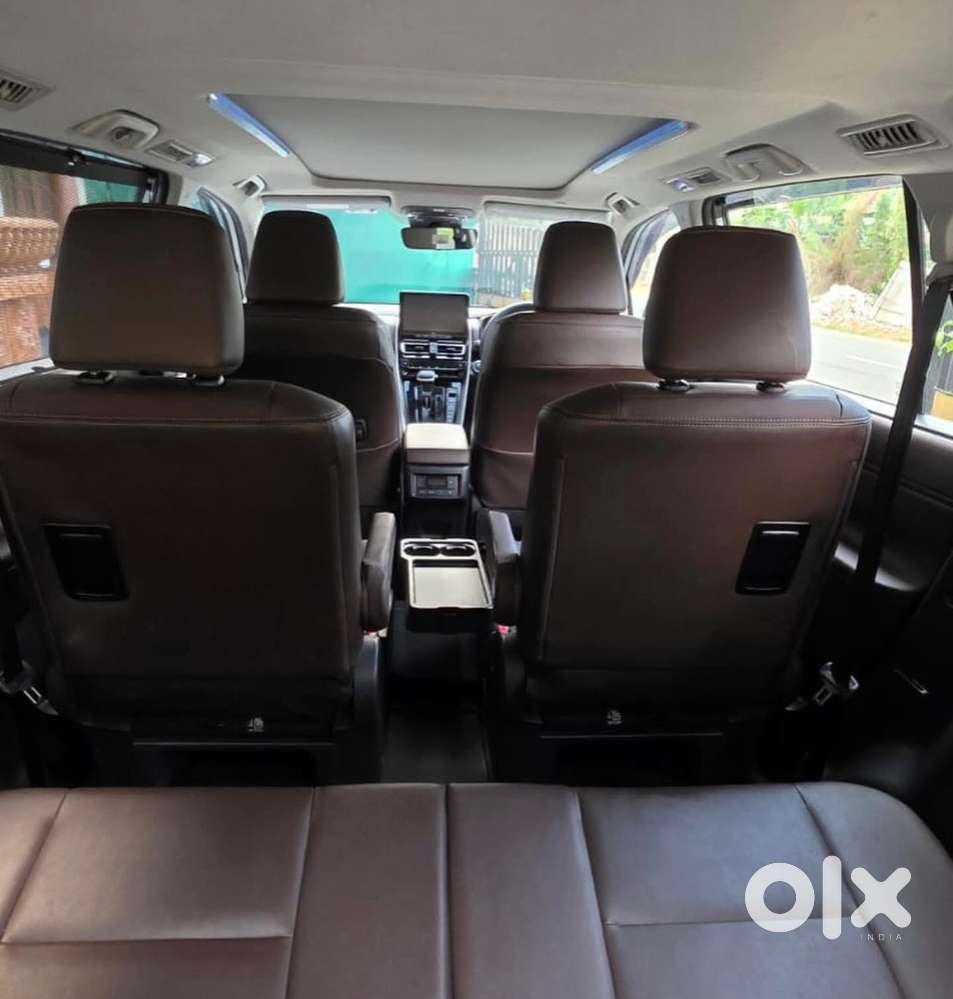 Toyota Innova Hycross 2025