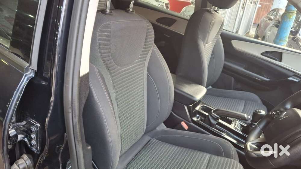 Mahindra Xuv700 Ax 5 Petrol Mt 7 Str (e), 2022, Petrol