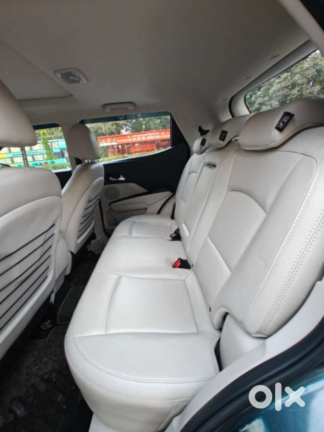 Mahindra Xuv300 1.2 W8 (o) Amt Petrol, 2022, Petrol