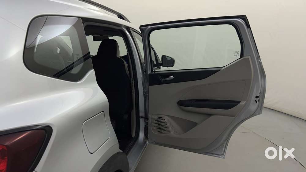 Renault Triber Rxz, 2023, Petrol