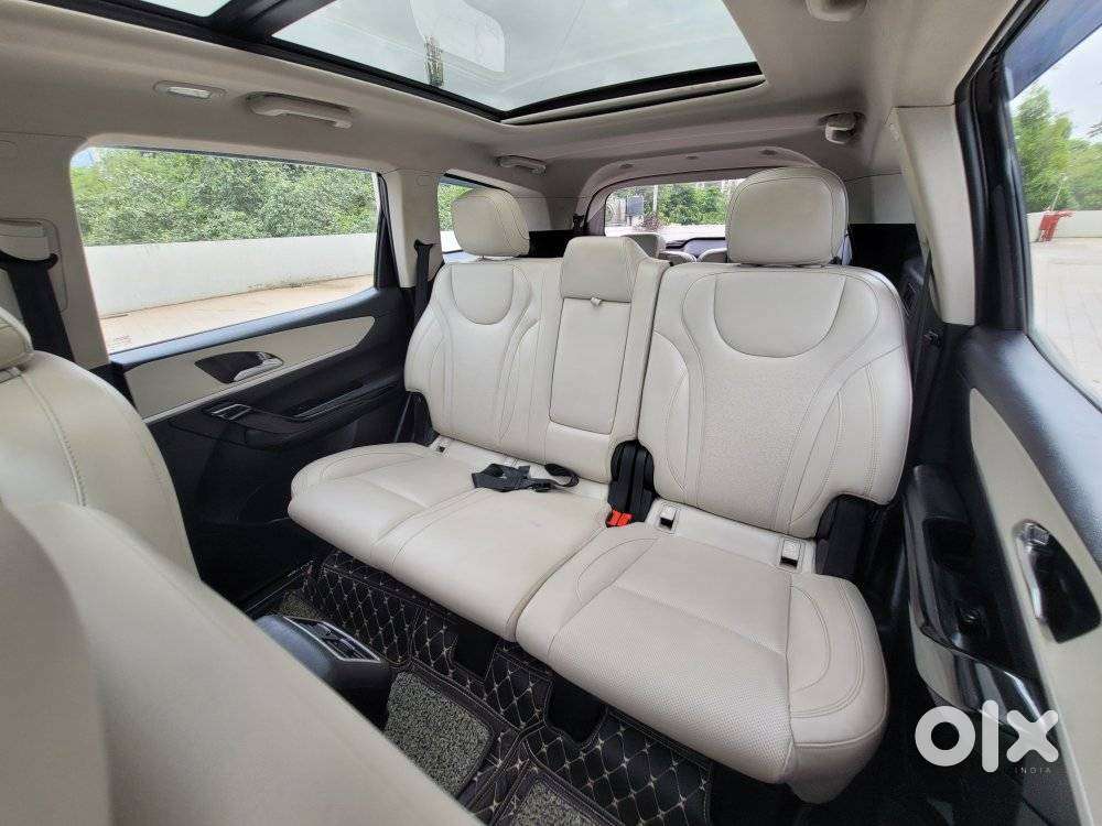 Mahindra Xuv700 2.0 Ax 7 Petrol At Str, 2023, Petrol