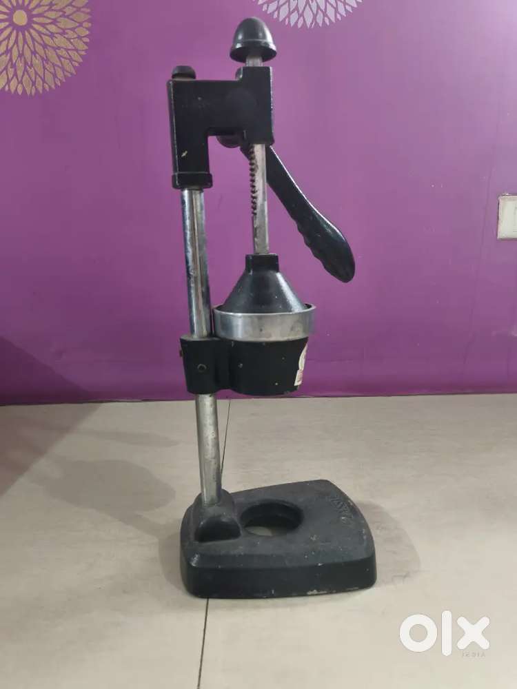 Manual hand juicer