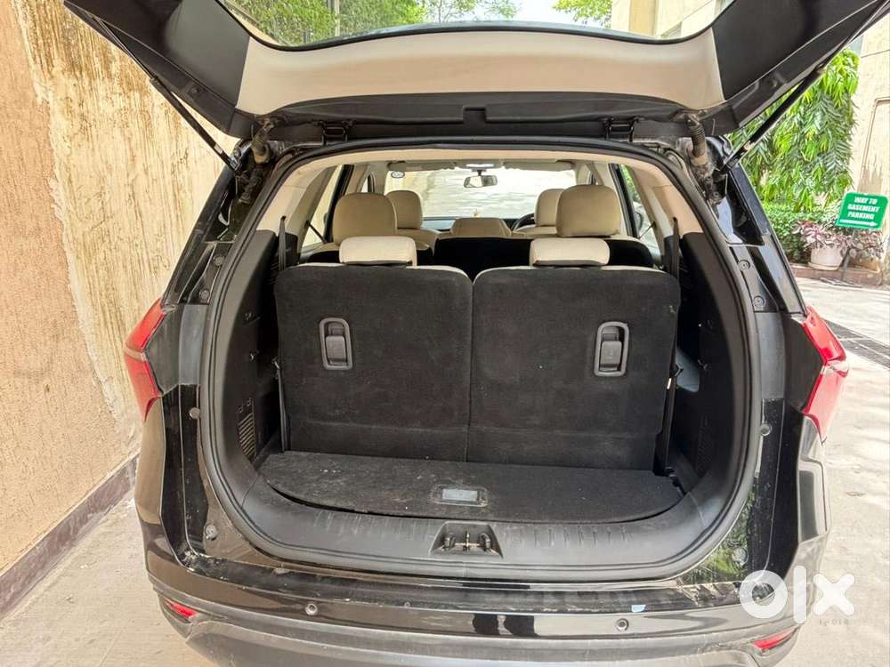 Mahindra Xuv700 Mx Petrol Mt 5 Str (e), 2025, Petrol