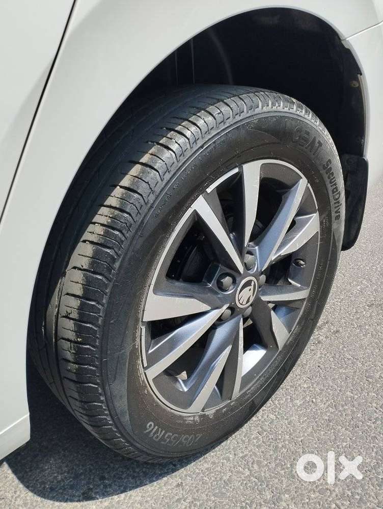 Skoda Slavia 1.0 Tsi Style At, 2023, Petrol