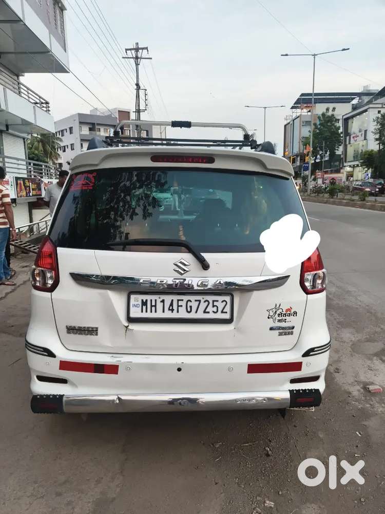 व्हाइट कलर टॉप मॉडल 2 की अवेलेबल ऑल टायर बटन एंड्राइड ऑटो रिवर्स कैमरा