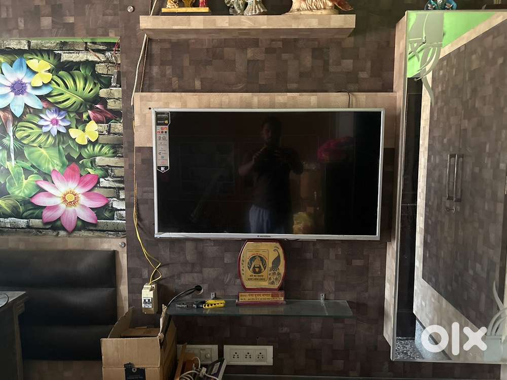 Universal 43 inch smart tv