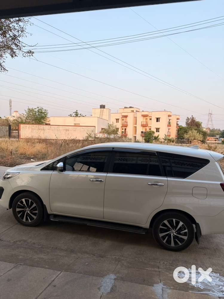 Toyota Innova Crysta 2.4z