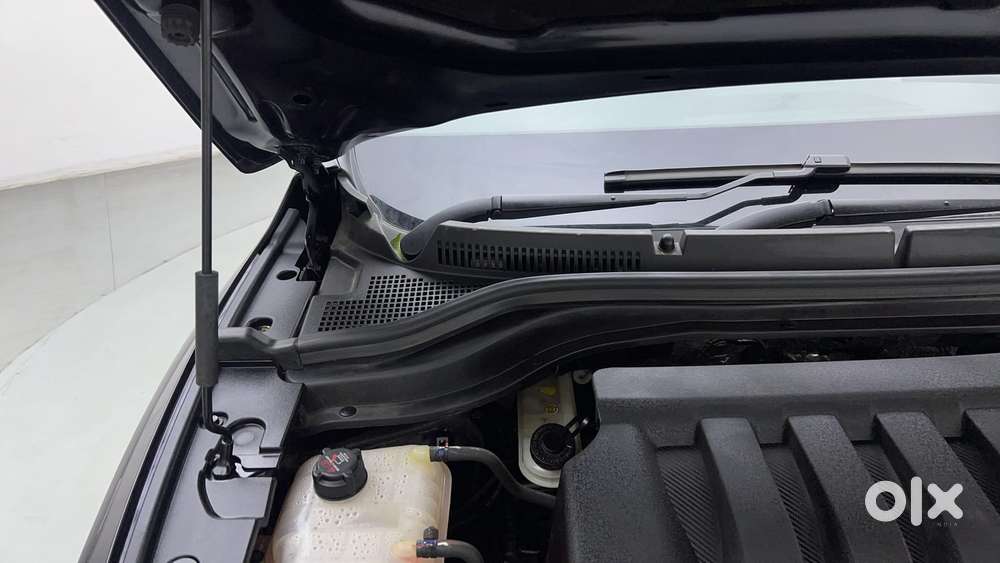 Mahindra Xuv700 2.0 Ax 7 Petrol At Str, 2023, Petrol