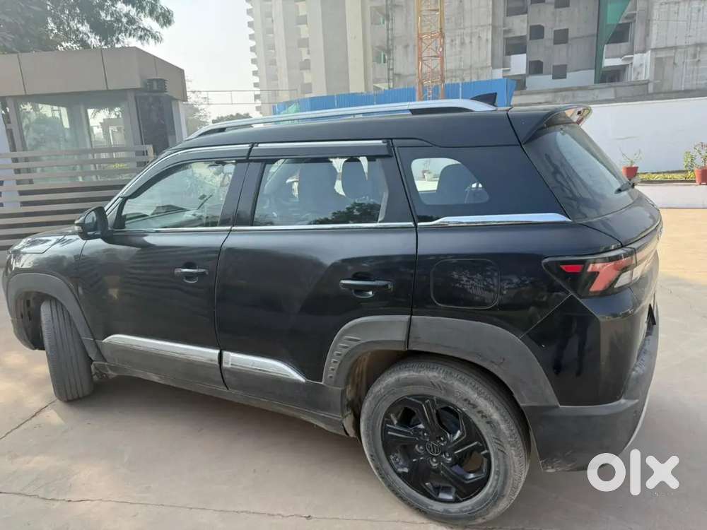 Petrol Car In Black Color, Center Locking, Push Start Button, Sunroof