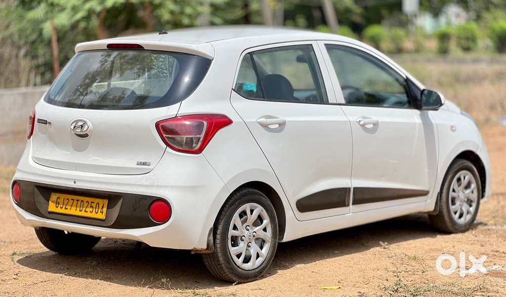 Hyundai Grand I10 2017 Taxi Passing Car