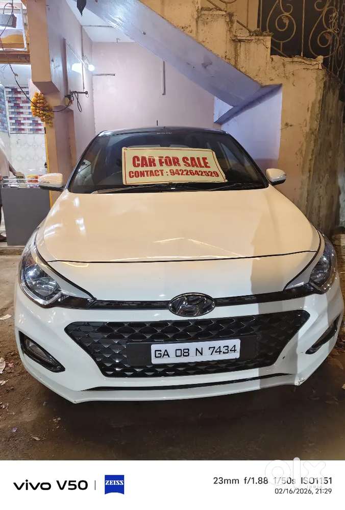 Hyundai Elite I20 Asta Top Model White Year 2018, Showroom Condition.