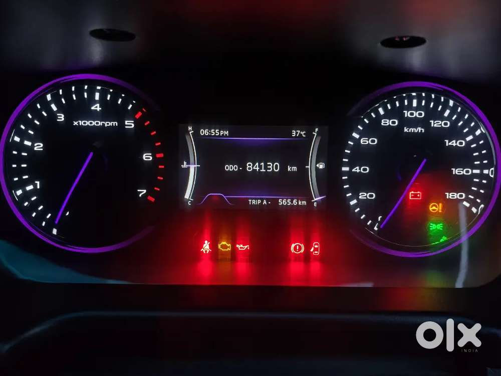 Mahindra Marazzo M6