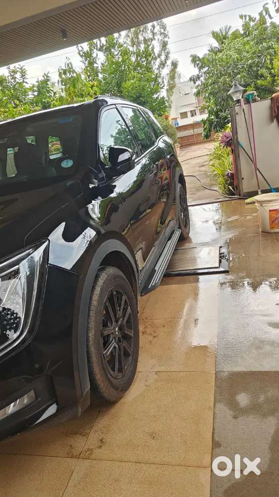 Xuv 700 Ebony Black Petrol Automatic