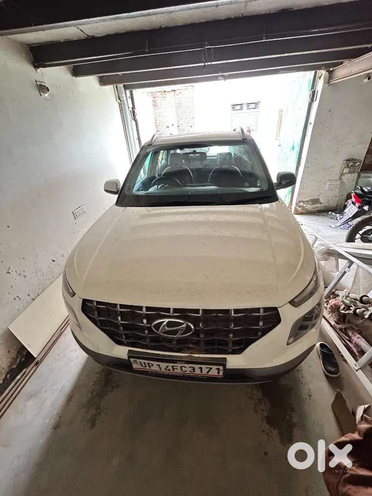 Hyundai Venue 2022 Petrol 33000 Km Driven