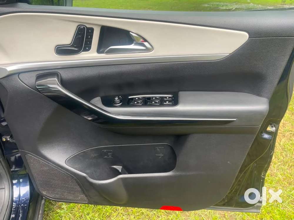 Mahindra Xuv700 2.0 Ax 7 Petrol At Str, 2023, Petrol