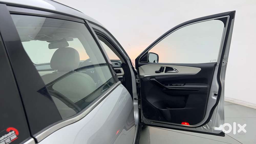 Mahindra Xuv700 2.0 Ax 7 Petrol At Luxury Pack Str, 2022, Petrol