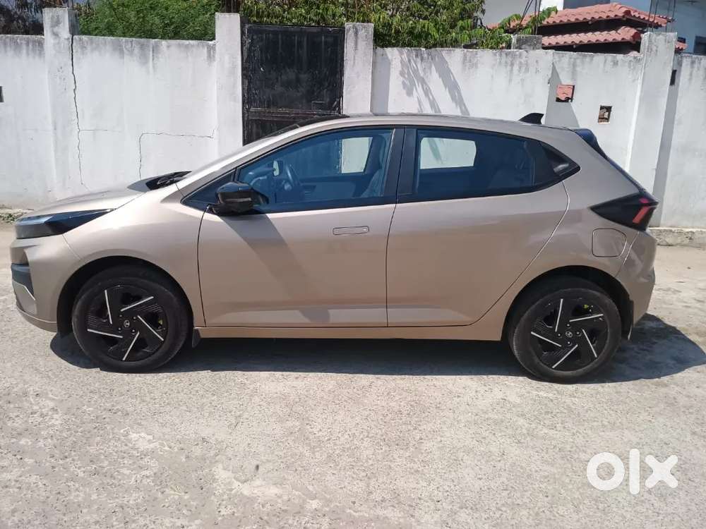 Tata Altroz Accomplished S Petrol Mt (top Model) 2025