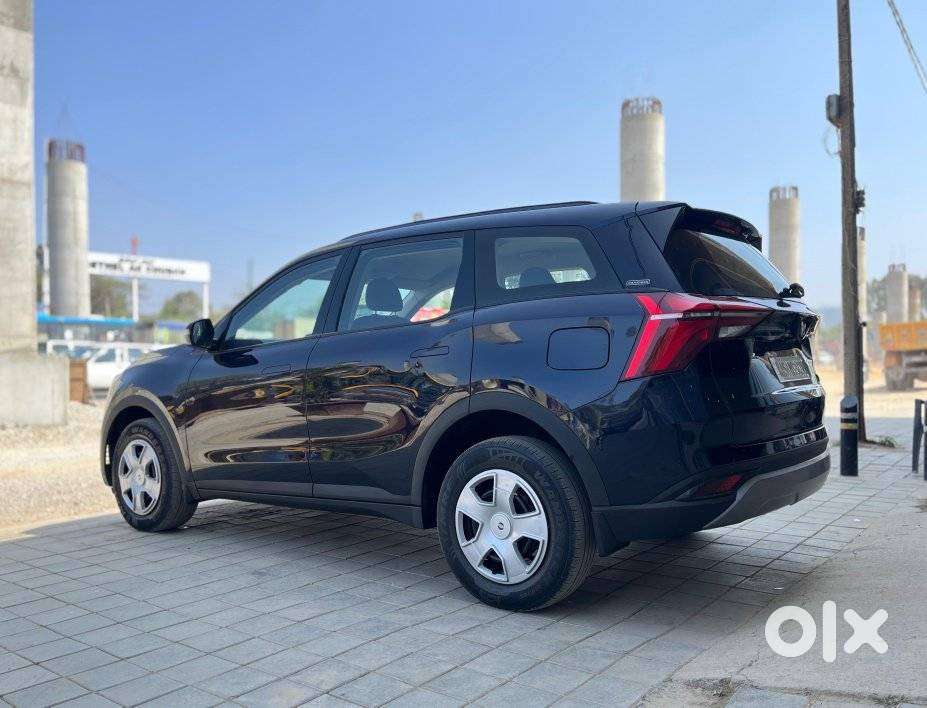 Mahindra Xuv700 2.0 Ax 3 Petrol Mt 5 Str, 2022, Petrol